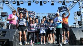Ket foto: Bupati Sumenep Achmad Fauzi Wongsojudo saat menyerahkan hadiah kepada para pemenang GO Sumenep Purnama Fun Run 2026 di GOR A. Yani Pangligur, Sumenep, Minggu (30/8/2026).