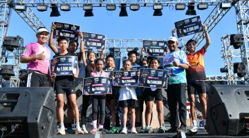 Ket foto: Bupati Sumenep Achmad Fauzi Wongsojudo saat menyerahkan hadiah kepada para pemenang GO Sumenep Purnama Fun Run 2026 di GOR A. Yani Pangligur, Sumenep, Minggu (30/8/2026).