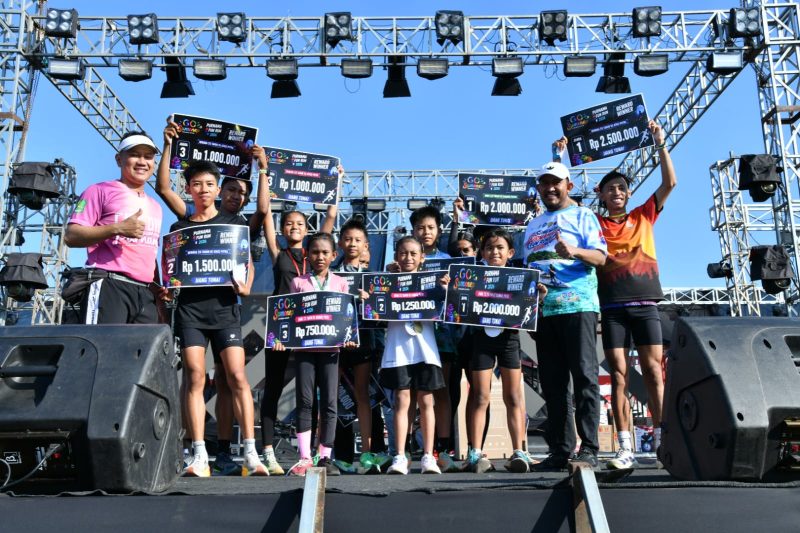 Ket foto: Bupati Sumenep Achmad Fauzi Wongsojudo saat menyerahkan hadiah kepada para pemenang GO Sumenep Purnama Fun Run 2026 di GOR A. Yani Pangligur, Sumenep, Minggu (30/8/2026).