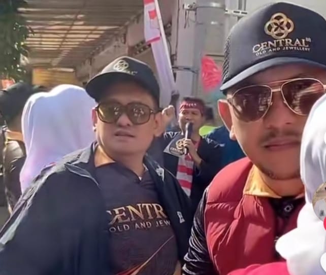Ket Foto: Haji Khairul Umam (Haji Her) bersama Direktur Utama Central 88 Gold and Jewellery, Ali Zainal Abidin, saat menghadiri Grand Opening Central 88 Gold and Jewellery di Pamekasan, Minggu (30/8/2026).