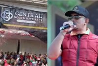 Ket Foto: Ribuan warga memadati kawasan Monumen Arek Lancor, Pamekasan, saat mengikuti Jalan-Jalan Sehat (JJS) berhadiah paket umrah dalam rangka soft opening Central 88 Gold and Jewellery, Minggu (30/8/2026). Antusiasme warga turut mengiringi capaian penjualan 6,7 kilogram emas pada hari pertama.