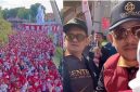 Ket Foto: H. Her bersama H. Ali Zainal Abidin turut menghadirkan suasana berbagi dengan menggratiskan produk UMKM bagi ribuan peserta JJS dalam rangka soft opening Central 88 Gold and Jewellery Pamekasan, Minggu (30/8/2026). Aksi tersebut menambah semarak sekaligus menjadi bentuk dukungan terhadap pelaku UMKM lokal.