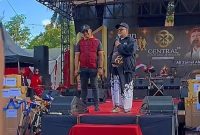 Ket Foto: Haji Khairul Umam (Haji Her) bersama Direktur Utama Central 88 Gold and Jewellery, Ali Zainal Abidin (Bang Ali), saat menghadiri Jalan-Jalan Sehat (JJS) dalam rangka soft opening Central 88 Gold and Jewellery Pamekasan, Minggu (30/8/2026). Momen tersebut menjadi ajang silaturahmi sekaligus Haji Her mengungkap jasa Bang Ali dalam perjalanan hidupnya.