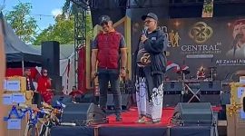 Ket Foto: Haji Khairul Umam (Haji Her) bersama Direktur Utama Central 88 Gold and Jewellery, Ali Zainal Abidin (Bang Ali), saat menghadiri Jalan-Jalan Sehat (JJS) dalam rangka soft opening Central 88 Gold and Jewellery Pamekasan, Minggu (30/8/2026). Momen tersebut menjadi ajang silaturahmi sekaligus Haji Her mengungkap jasa Bang Ali dalam perjalanan hidupnya.
