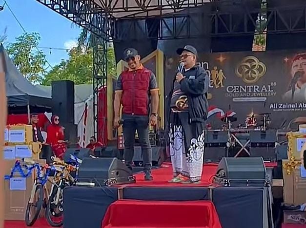 Ket Foto: Haji Khairul Umam (Haji Her) bersama Direktur Utama Central 88 Gold and Jewellery, Ali Zainal Abidin (Bang Ali), saat menghadiri Jalan-Jalan Sehat (JJS) dalam rangka soft opening Central 88 Gold and Jewellery Pamekasan, Minggu (30/8/2026). Momen tersebut menjadi ajang silaturahmi sekaligus Haji Her mengungkap jasa Bang Ali dalam perjalanan hidupnya.