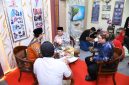 Ket Foto: Wakil Bupati Sumenep KH. Imam Hasyim saat berdiskusi bersama Kepala Bappeda Sumenep Dr. Ir. Arif Firmanto, S.TP., M.Si., IPU., ASEAN Eng., di Stan Bappeda dalam Pameran Pembangunan rangkaian Madura Culture Festival (MCF) #4 2026 di GOR A. Yani Pangligur, Sumenep. Dalam kesempatan tersebut, Wabup mengapresiasi berbagai ide kreatif dan inovasi yang ditampilkan Bappeda.