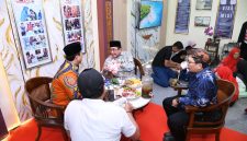 Ket Foto: Wakil Bupati Sumenep KH. Imam Hasyim saat berdiskusi bersama Kepala Bappeda Sumenep Dr. Ir. Arif Firmanto, S.TP., M.Si., IPU., ASEAN Eng., di Stan Bappeda dalam Pameran Pembangunan rangkaian Madura Culture Festival (MCF) #4 2026 di GOR A. Yani Pangligur, Sumenep. Dalam kesempatan tersebut, Wabup mengapresiasi berbagai ide kreatif dan inovasi yang ditampilkan Bappeda.