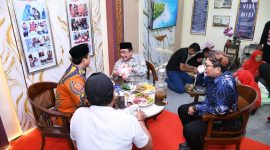 Ket Foto: Wakil Bupati Sumenep KH. Imam Hasyim saat berdiskusi bersama Kepala Bappeda Sumenep Dr. Ir. Arif Firmanto, S.TP., M.Si., IPU., ASEAN Eng., di Stan Bappeda dalam Pameran Pembangunan rangkaian Madura Culture Festival (MCF) #4 2026 di GOR A. Yani Pangligur, Sumenep. Dalam kesempatan tersebut, Wabup mengapresiasi berbagai ide kreatif dan inovasi yang ditampilkan Bappeda.