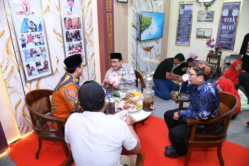 Ket Foto: Wakil Bupati Sumenep KH. Imam Hasyim saat berdiskusi bersama Kepala Bappeda Sumenep Dr. Ir. Arif Firmanto, S.TP., M.Si., IPU., ASEAN Eng., di Stan Bappeda dalam Pameran Pembangunan rangkaian Madura Culture Festival (MCF) #4 2026 di GOR A. Yani Pangligur, Sumenep. Dalam kesempatan tersebut, Wabup mengapresiasi berbagai ide kreatif dan inovasi yang ditampilkan Bappeda.