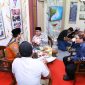 Ket Foto: Wakil Bupati Sumenep KH. Imam Hasyim saat berdiskusi bersama Kepala Bappeda Sumenep Dr. Ir. Arif Firmanto, S.TP., M.Si., IPU., ASEAN Eng., di Stan Bappeda dalam Pameran Pembangunan rangkaian Madura Culture Festival (MCF) #4 2026 di GOR A. Yani Pangligur, Sumenep. Dalam kesempatan tersebut, Wabup mengapresiasi berbagai ide kreatif dan inovasi yang ditampilkan Bappeda.