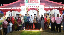 Ket Foto: Wakil Bupati Sumenep KH. Imam Hasyim bersama Kepala Bappeda Sumenep Dr. Ir. Arif Firmanto, S.TP., M.Si., IPU., ASEAN Eng., saat meninjau Stan Bappeda dalam Pameran Pembangunan rangkaian MCF #4 2026 di GOR A. Yani Pangligur, Sumenep, Minggu (30/8/2026).