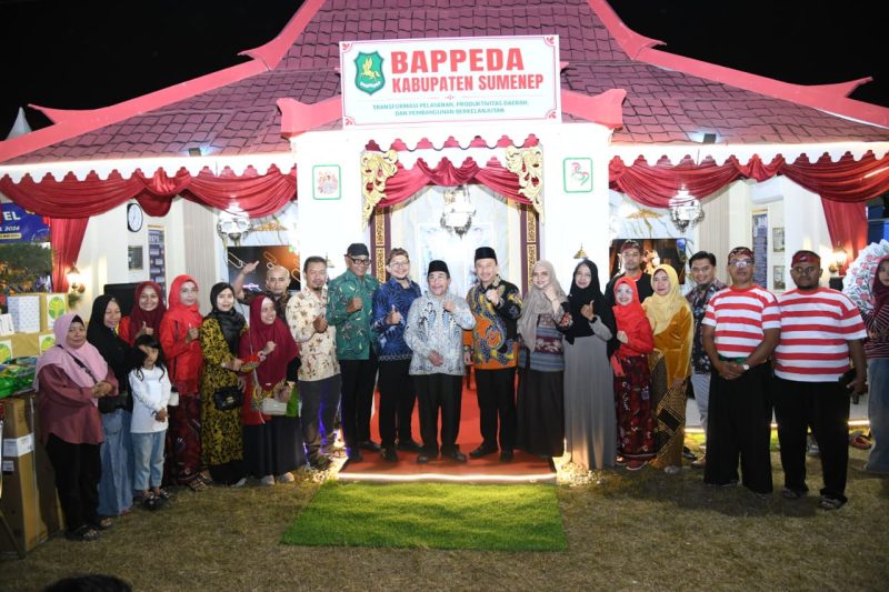 Ket Foto: Wakil Bupati Sumenep KH. Imam Hasyim bersama Kepala Bappeda Sumenep Dr. Ir. Arif Firmanto, S.TP., M.Si., IPU., ASEAN Eng., saat meninjau Stan Bappeda dalam Pameran Pembangunan rangkaian MCF #4 2026 di GOR A. Yani Pangligur, Sumenep, Minggu (30/8/2026).