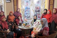 Ket Foto: Ketua TP PKK Kabupaten Sumenep Nia Kurnia Fauzi saat meninjau Stan Bappeda dalam rangkaian Madura Night Vaganza (MNV) 2026 di GOR A. Yani Pangligur, Sumenep, Senin (31/8/2026).