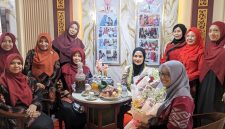 Ket Foto: Ketua TP PKK Kabupaten Sumenep Nia Kurnia Fauzi saat meninjau Stan Bappeda dalam rangkaian Madura Night Vaganza (MNV) 2026 di GOR A. Yani Pangligur, Sumenep, Senin (31/8/2026).