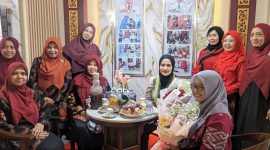 Ket Foto: Ketua TP PKK Kabupaten Sumenep Nia Kurnia Fauzi saat meninjau Stan Bappeda dalam rangkaian Madura Night Vaganza (MNV) 2026 di GOR A. Yani Pangligur, Sumenep, Senin (31/8/2026).