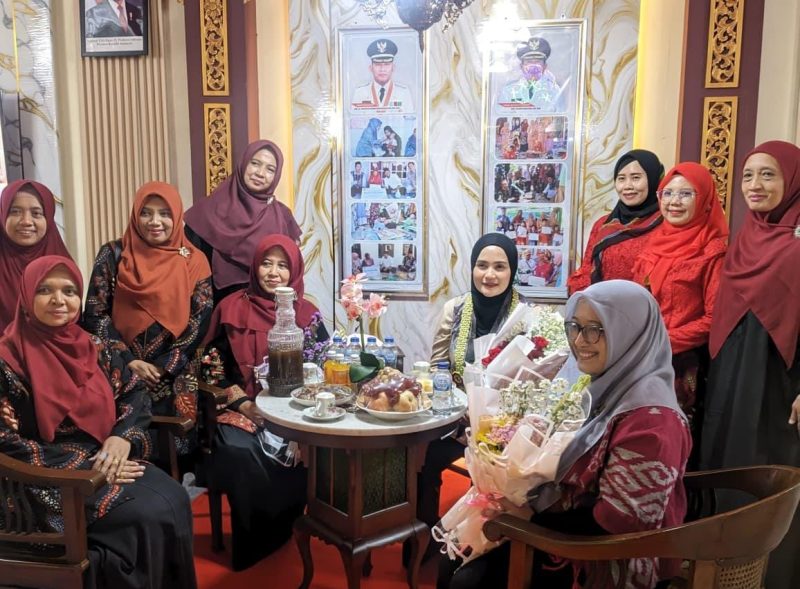 Ket Foto: Ketua TP PKK Kabupaten Sumenep Nia Kurnia Fauzi saat meninjau Stan Bappeda dalam rangkaian Madura Night Vaganza (MNV) 2026 di GOR A. Yani Pangligur, Sumenep, Senin (31/8/2026).