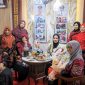 Ket Foto: Ketua TP PKK Kabupaten Sumenep Nia Kurnia Fauzi saat meninjau Stan Bappeda dalam rangkaian Madura Night Vaganza (MNV) 2026 di GOR A. Yani Pangligur, Sumenep, Senin (31/8/2026).
