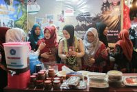 Ketua TP PKK Sumenep Nia Kurnia Fauzi saat meninjau sejumlah stan UMKM dalam rangkaian Madura Culture Festival (MCF) #4 2026 di GOR A. Yani Pangligur, Sumenep, Senin (31/8/2026).