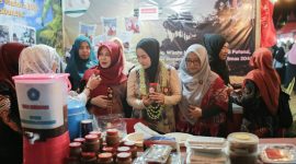 Ketua TP PKK Sumenep Nia Kurnia Fauzi saat meninjau sejumlah stan UMKM dalam rangkaian Madura Culture Festival (MCF) #4 2026 di GOR A. Yani Pangligur, Sumenep, Senin (31/8/2026).