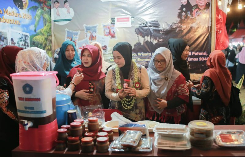 Ketua TP PKK Sumenep Nia Kurnia Fauzi saat meninjau sejumlah stan UMKM dalam rangkaian Madura Culture Festival (MCF) #4 2026 di GOR A. Yani Pangligur, Sumenep, Senin (31/8/2026).
