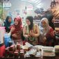Ketua TP PKK Sumenep Nia Kurnia Fauzi saat meninjau sejumlah stan UMKM dalam rangkaian Madura Culture Festival (MCF) #4 2026 di GOR A. Yani Pangligur, Sumenep, Senin (31/8/2026).