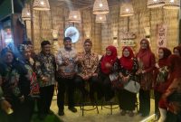 Ket foto: Stan Kecamatan Pasongsongan menampilkan beragam potensi dari 11 desa, mulai dari kopi, tembakau, petis hingga hasil laut dalam Pameran Pembangunan Madura Night Vaganza (MNV) 2026 di GOR A. Yani Panglegur, Sumenep.