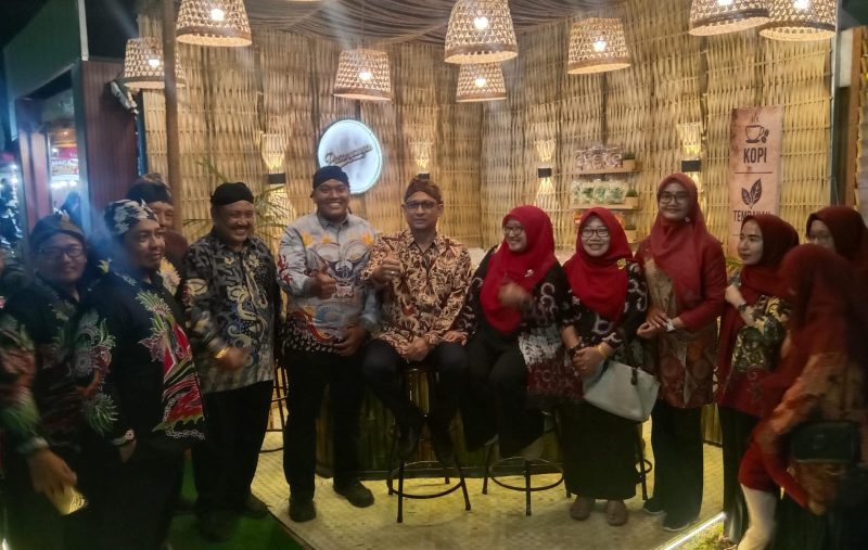 Ket foto: Stan Kecamatan Pasongsongan menampilkan beragam potensi dari 11 desa, mulai dari kopi, tembakau, petis hingga hasil laut dalam Pameran Pembangunan Madura Night Vaganza (MNV) 2026 di GOR A. Yani Panglegur, Sumenep.