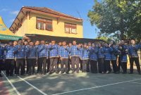 Kepala Diskominfo Sumenep Indra Wahyudi bersama jajaran ASN dan tenaga kontrak berfoto bersama usai Upacara HUT ke-81 Kemerdekaan RI, memperkuat semangat kebersamaan dan komitmen meningkatkan pelayanan informasi publik.