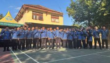 Kepala Diskominfo Sumenep Indra Wahyudi bersama jajaran ASN dan tenaga kontrak berfoto bersama usai Upacara HUT ke-81 Kemerdekaan RI, memperkuat semangat kebersamaan dan komitmen meningkatkan pelayanan informasi publik.