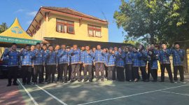 Kepala Diskominfo Sumenep Indra Wahyudi bersama jajaran ASN dan tenaga kontrak berfoto bersama usai Upacara HUT ke-81 Kemerdekaan RI, memperkuat semangat kebersamaan dan komitmen meningkatkan pelayanan informasi publik.