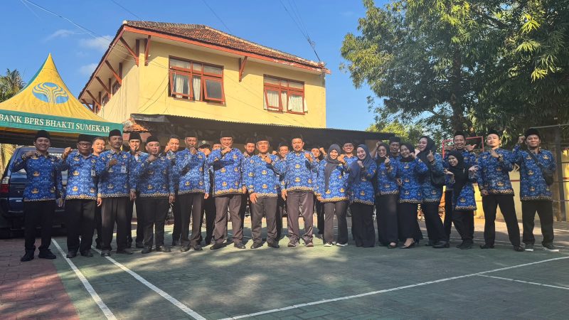 Kepala Diskominfo Sumenep Indra Wahyudi bersama jajaran ASN dan tenaga kontrak berfoto bersama usai Upacara HUT ke-81 Kemerdekaan RI, memperkuat semangat kebersamaan dan komitmen meningkatkan pelayanan informasi publik.