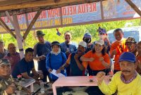Tim Unitomo mendampingi masyarakat Desa Kedungpandan, Sidoarjo, dalam praktik penggunaan mesin pengering dry room infrared untuk meningkatkan kualitas dan efisiensi pengolahan hasil laut. Foto: Ul