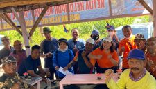 Tim Unitomo mendampingi masyarakat Desa Kedungpandan, Sidoarjo, dalam praktik penggunaan mesin pengering dry room infrared untuk meningkatkan kualitas dan efisiensi pengolahan hasil laut. Foto: Ul
