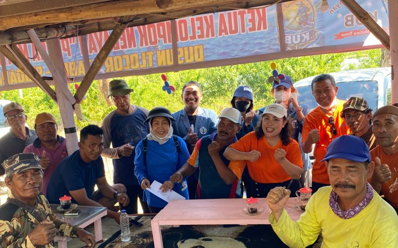 Tim Unitomo mendampingi masyarakat Desa Kedungpandan, Sidoarjo, dalam praktik penggunaan mesin pengering dry room infrared untuk meningkatkan kualitas dan efisiensi pengolahan hasil laut. Foto: Ul