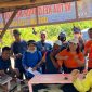 Tim Unitomo mendampingi masyarakat Desa Kedungpandan, Sidoarjo, dalam praktik penggunaan mesin pengering dry room infrared untuk meningkatkan kualitas dan efisiensi pengolahan hasil laut. Foto: Ul