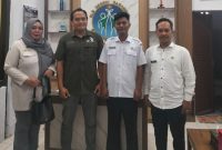 FOTO BERSAMA: Tim Pelaksana PPID Diskominfo Kabupaten Sumenep berfoto bersama perwakilan Kepala SLB Negeri Saronggi, Ahmad Supriyadi, usai menggelar rapat koordinasi penguatan akses layanan informasi ramah disabilitas di SLB Negeri Saronggi, Rabu (30/09/2026).