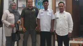FOTO BERSAMA: Tim Pelaksana PPID Diskominfo Kabupaten Sumenep berfoto bersama perwakilan Kepala SLB Negeri Saronggi, Ahmad Supriyadi, usai menggelar rapat koordinasi penguatan akses layanan informasi ramah disabilitas di SLB Negeri Saronggi, Rabu (30/09/2026).