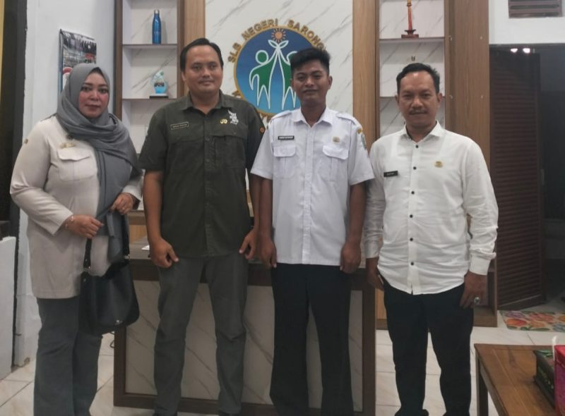 FOTO BERSAMA: Tim Pelaksana PPID Diskominfo Kabupaten Sumenep berfoto bersama perwakilan Kepala SLB Negeri Saronggi, Ahmad Supriyadi, usai menggelar rapat koordinasi penguatan akses layanan informasi ramah disabilitas di SLB Negeri Saronggi, Rabu (30/09/2026).