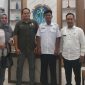 FOTO BERSAMA: Tim Pelaksana PPID Diskominfo Kabupaten Sumenep berfoto bersama perwakilan Kepala SLB Negeri Saronggi, Ahmad Supriyadi, usai menggelar rapat koordinasi penguatan akses layanan informasi ramah disabilitas di SLB Negeri Saronggi, Rabu (30/09/2026).