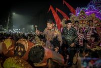 Bupati Sumenep Achmad Fauzi Wongsojudo mengapresiasi petugas kebersihan DLH yang bekerja dari malam hingga pagi membersihkan sampah di sepanjang rute Festival Musik Tongtong Se-Madura 2026, sebagai wujud menjaga kebersihan lingkungan di tengah pelaksanaan kegiatan budaya.