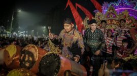 Bupati Sumenep Achmad Fauzi Wongsojudo mengapresiasi petugas kebersihan DLH yang bekerja dari malam hingga pagi membersihkan sampah di sepanjang rute Festival Musik Tongtong Se-Madura 2026, sebagai wujud menjaga kebersihan lingkungan di tengah pelaksanaan kegiatan budaya.
