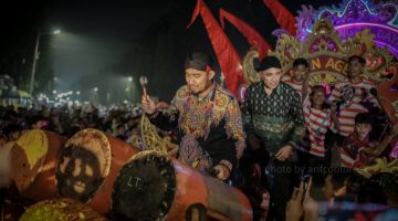 Bupati Sumenep Achmad Fauzi Wongsojudo mengapresiasi petugas kebersihan DLH yang bekerja dari malam hingga pagi membersihkan sampah di sepanjang rute Festival Musik Tongtong Se-Madura 2026, sebagai wujud menjaga kebersihan lingkungan di tengah pelaksanaan kegiatan budaya.