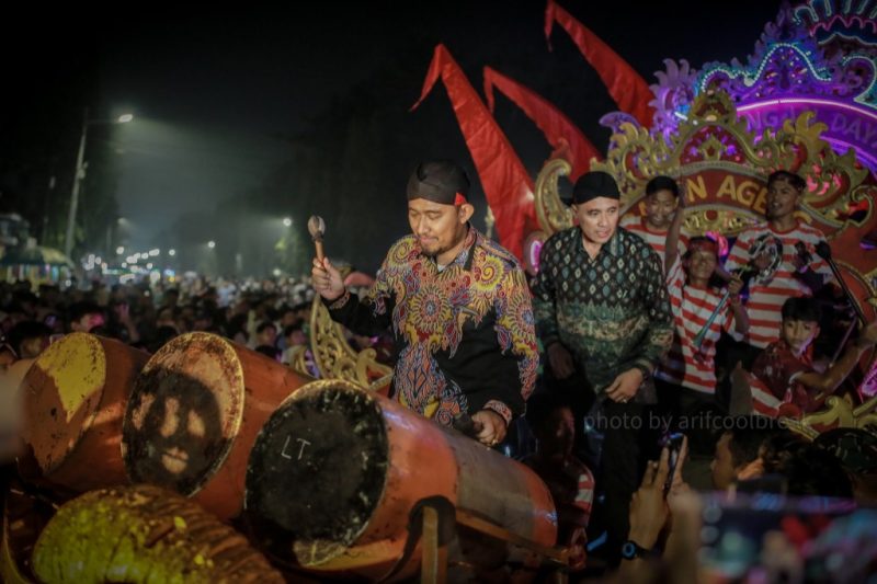 Bupati Sumenep Achmad Fauzi Wongsojudo mengapresiasi petugas kebersihan DLH yang bekerja dari malam hingga pagi membersihkan sampah di sepanjang rute Festival Musik Tongtong Se-Madura 2026, sebagai wujud menjaga kebersihan lingkungan di tengah pelaksanaan kegiatan budaya.