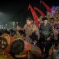 Bupati Sumenep Achmad Fauzi Wongsojudo mengapresiasi petugas kebersihan DLH yang bekerja dari malam hingga pagi membersihkan sampah di sepanjang rute Festival Musik Tongtong Se-Madura 2026, sebagai wujud menjaga kebersihan lingkungan di tengah pelaksanaan kegiatan budaya.