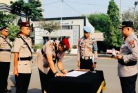 Keterangan foto: Kapolresta Tuban Kombespol Jazuli Dani Iriawan saat memimpin upacara serah terima jabatan sejumlah pejabat utama Polresta Tuban di halaman Mapolresta Tuban, Selasa (1/9/2026).