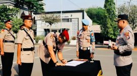 Keterangan foto: Kapolresta Tuban Kombespol Jazuli Dani Iriawan saat memimpin upacara serah terima jabatan sejumlah pejabat utama Polresta Tuban di halaman Mapolresta Tuban, Selasa (1/9/2026).