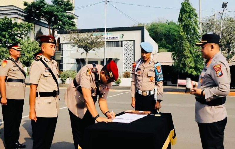 Keterangan foto: Kapolresta Tuban Kombespol Jazuli Dani Iriawan saat memimpin upacara serah terima jabatan sejumlah pejabat utama Polresta Tuban di halaman Mapolresta Tuban, Selasa (1/9/2026).