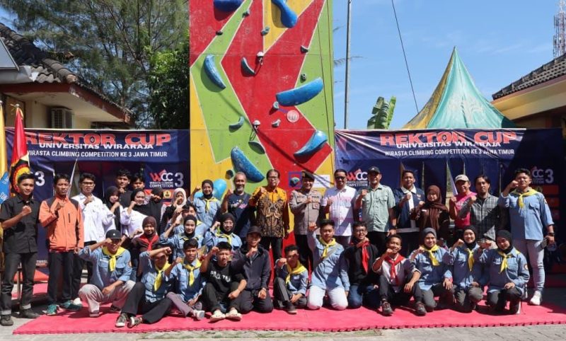 Ket foto: Foto bersama Pimpinan UNIJA Madura dan peserta Wirasta Climbing Competition (WCC) III se-Jawa Timur di area Wall Climbing kampus setempat, Sabtu (29/8/2026).