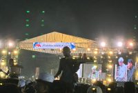 Ket Foto: Puluhan ribu jamaah memadati Lapangan GOR A. Yani Sumenep saat mengikuti Sumenep Bersholawat yang digelar PT Arinna Makmur Sentosa, Selasa (1/9/2026) malam.