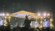 Ket Foto: Puluhan ribu jamaah memadati Lapangan GOR A. Yani Sumenep saat mengikuti Sumenep Bersholawat yang digelar PT Arinna Makmur Sentosa, Selasa (1/9/2026) malam.